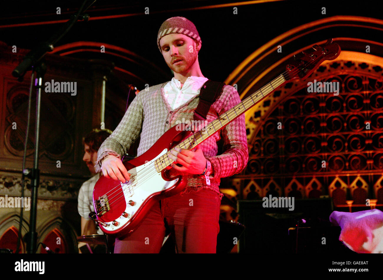 Martin Skarendahl degli Hoosiers si esibisce sul palco presso la Union Chapel di Islington, a nord di Londra, come parte della settimana delle piccole sessioni di rumore in aiuto della beneficenza Mencap. Foto Stock