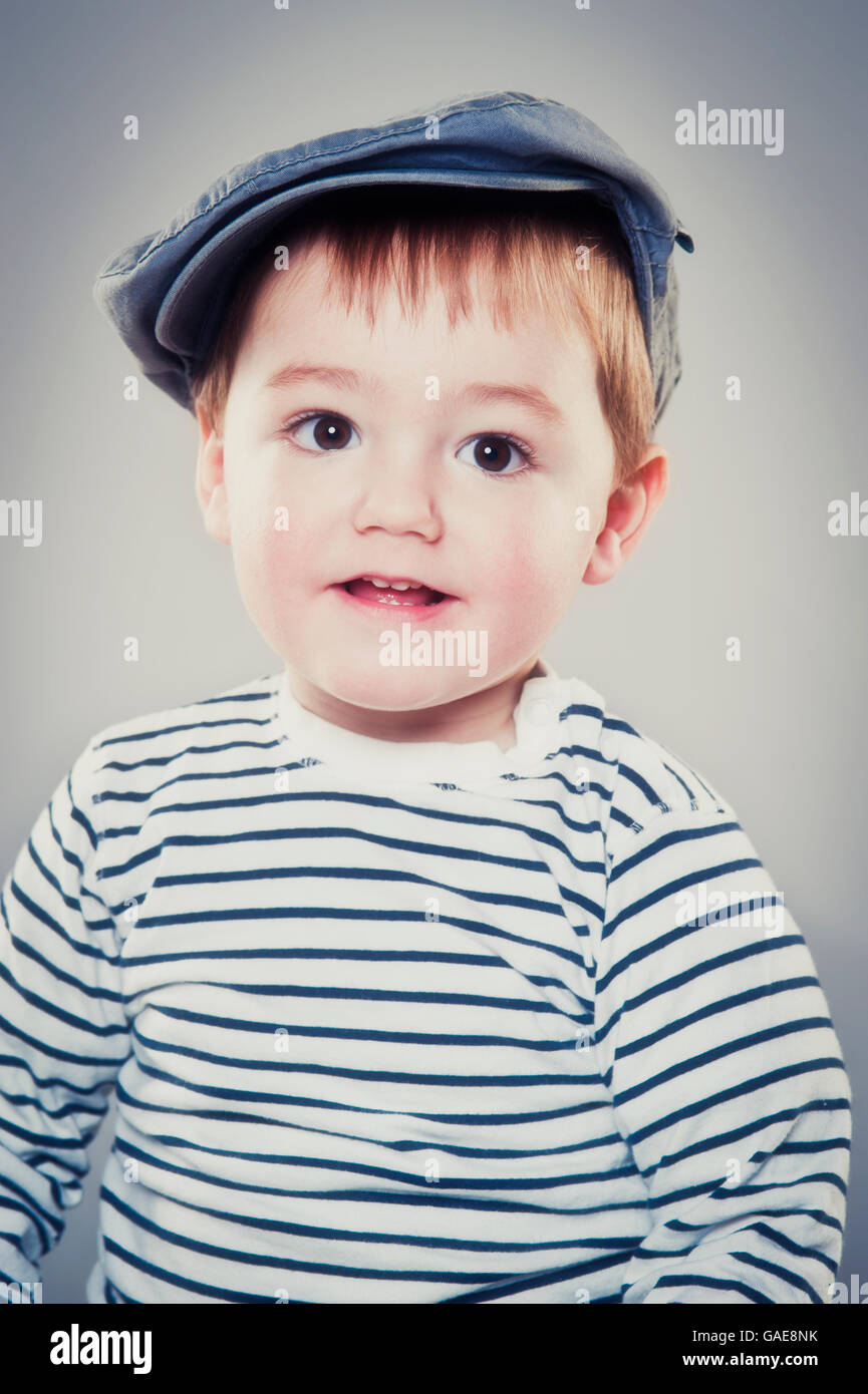 Il ragazzo, due anni, indossando un cappello, ritratto Foto Stock