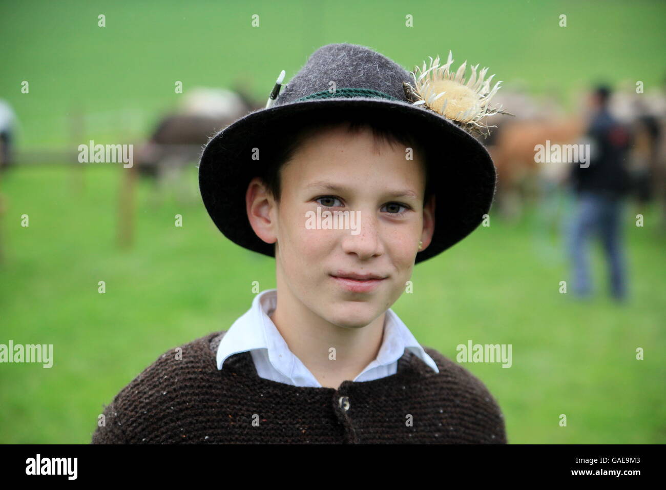 Ragazzo che indossa il costume tradizionale durante Viehscheid, separando i bovini dopo il loro ritorno dalle Alpi, Thalkirchdorf Foto Stock