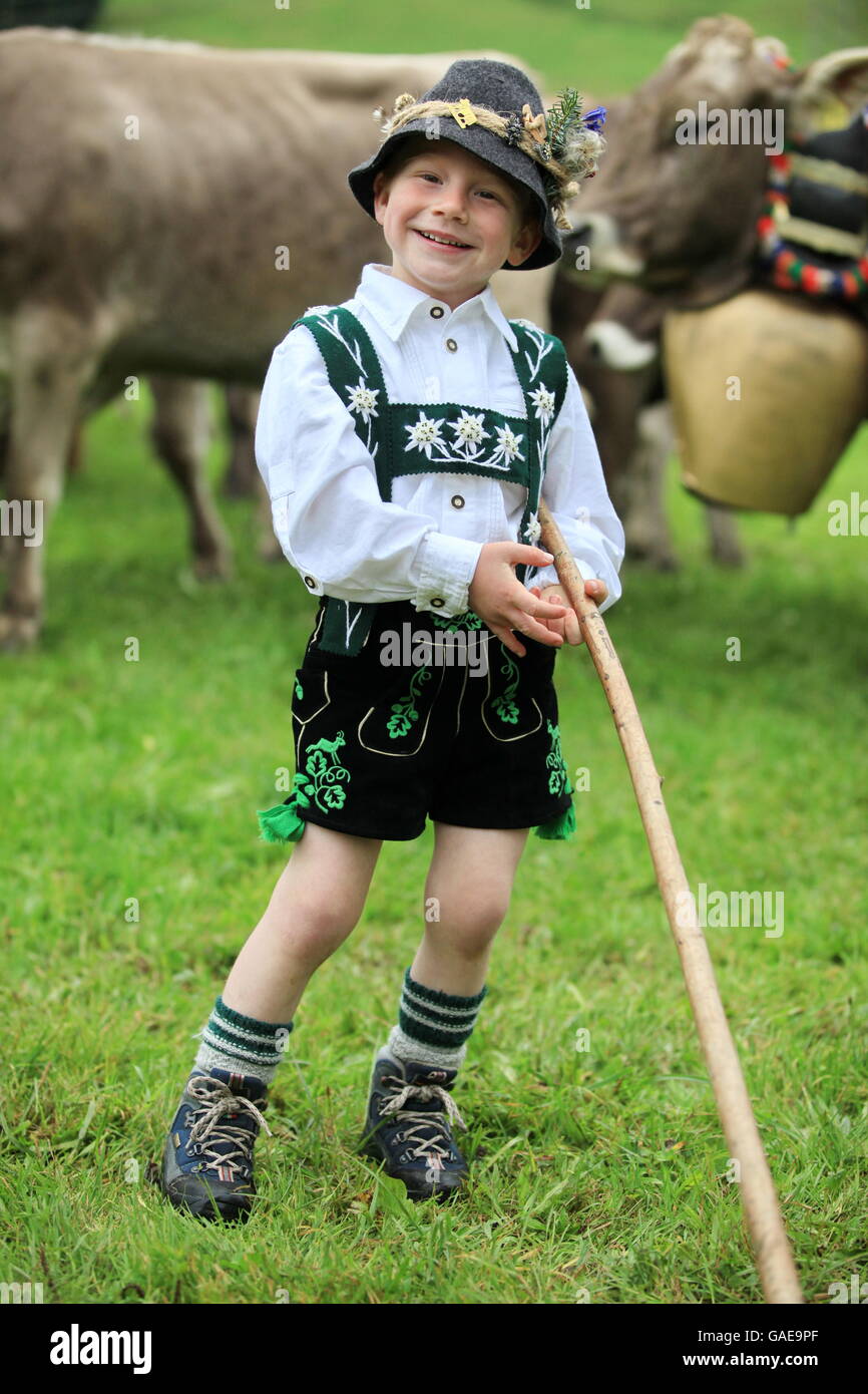 Ragazzo che indossa il costume tradizionale durante Viehscheid, separando i bovini dopo il loro ritorno dalle Alpi, Thalkirchdorf Foto Stock