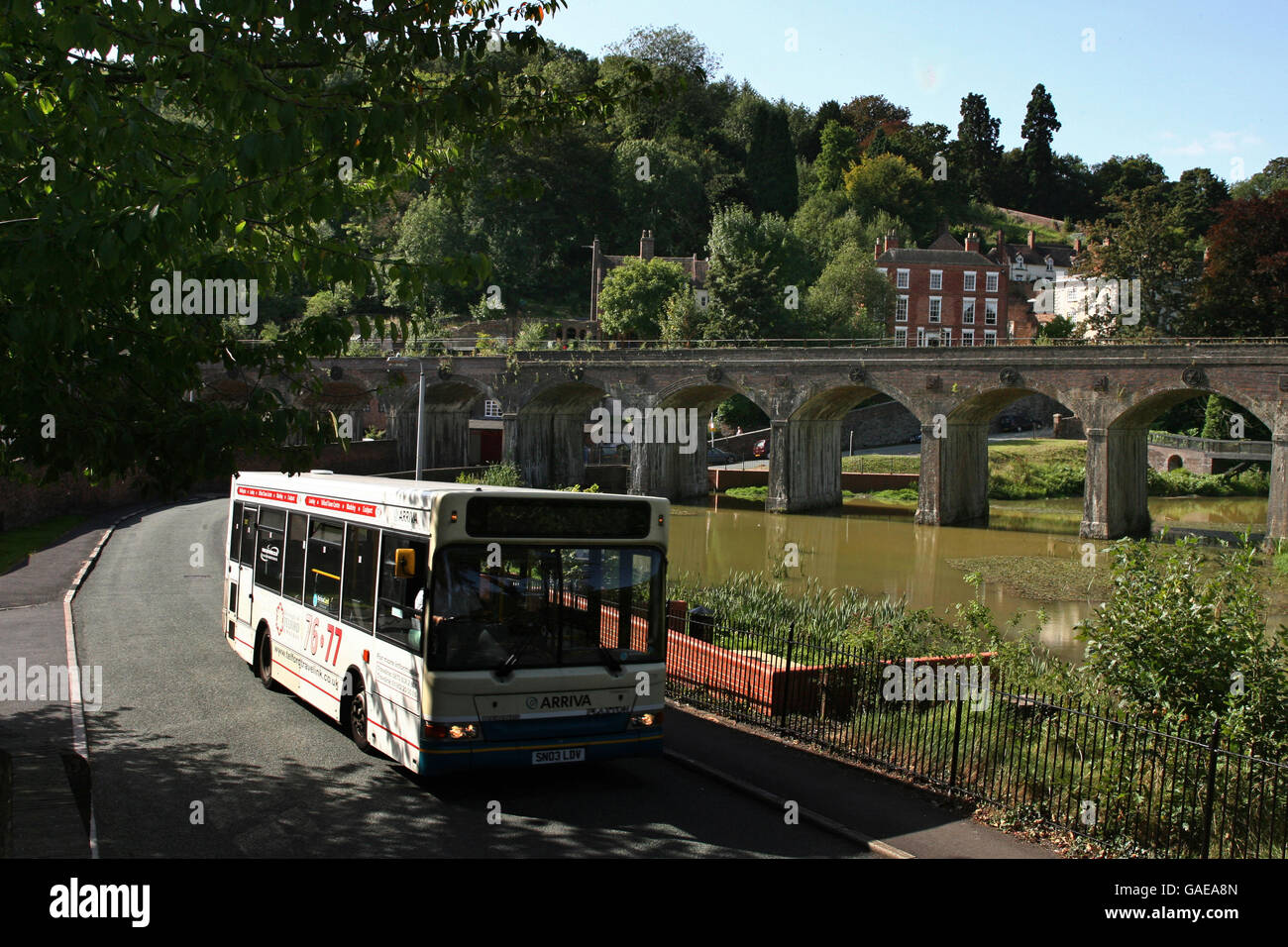 Scorte di trasporto. Autobus rurale a Coalbrookdale, vicino Telford Shropshire. Foto Stock