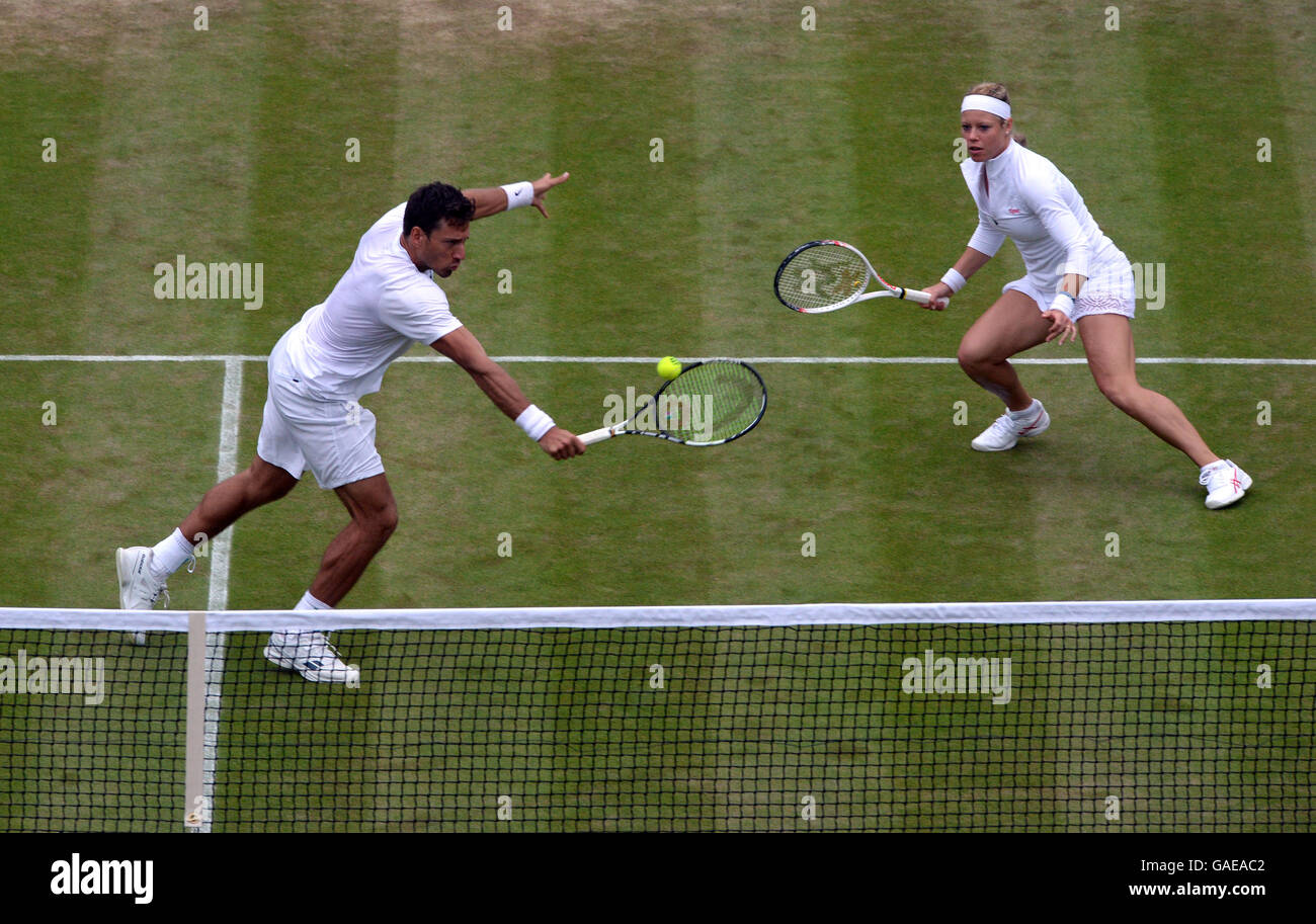 Artem Sitak e Laura Siegemund prendere su Martina Hingis e Leander Paes (fuori del pic) durante il loro doppio misto corrisponde al giorno sette dei campionati di Wimbledon al All England Lawn Tennis e Croquet Club, Wimbledon. Foto Stock