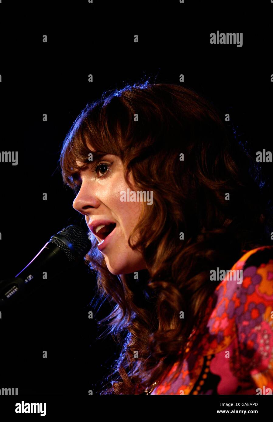 Kate Nash si esibisce sul palco presso la Union Chapel di Islington, a nord di Londra, come parte della settimana dei concerti di Little Noise in aiuto della beneficenza Mencap. Foto Stock