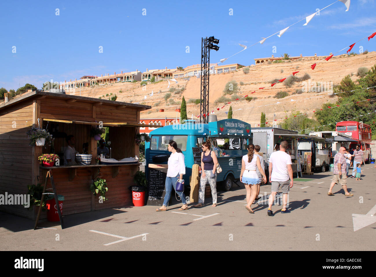 Port Adriano Street Food Festival - vari carrelli di cibo e zona pranzo - Port Adriano Marina, El Toro, Calvia, Mallorca Foto Stock