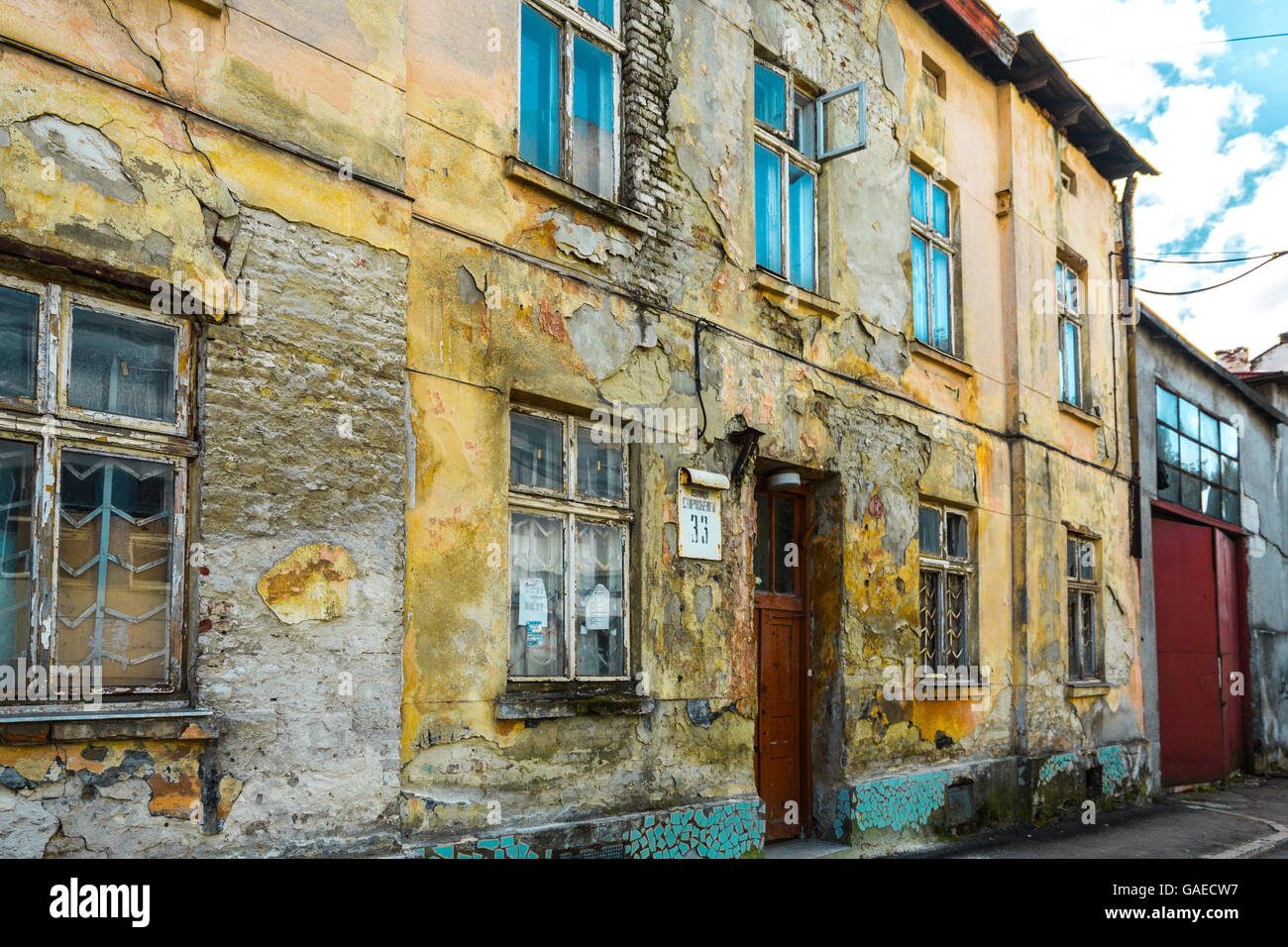 Vecchia casa abbandonata in campagna Foto Stock