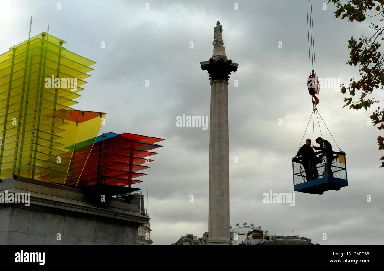 Il modello per un Hotel 2007, una scultura dell'artista tedesco Thomas Schutte, è presentato sul quarto basamento in Piazza Trafalgar. Foto Stock