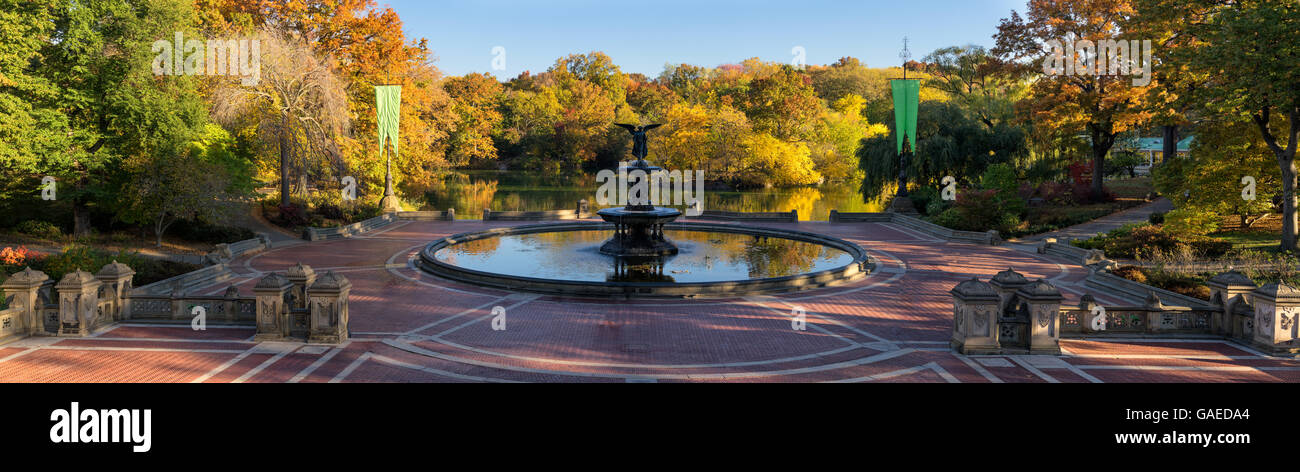 Sunrise nel Central Park a Bethesda con terrazza sul lago, Bethesda Fontana e colorato fogliame di autunno. Manhattan, New York City Foto Stock