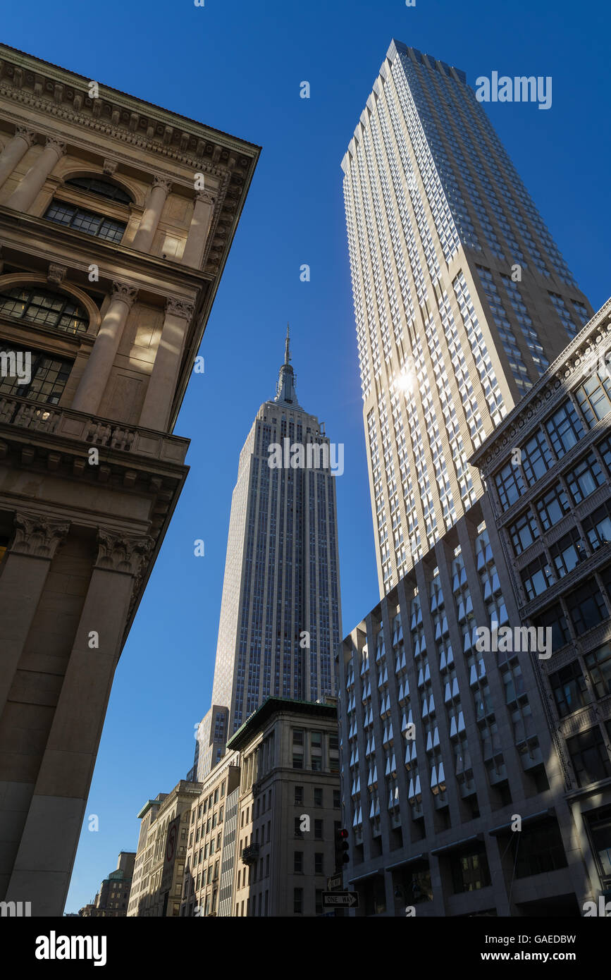 La luce del mattino sull'Empire State Building e altri grattacieli sulla Quinta Avenue, Midtown Manhattan, a New York City Foto Stock