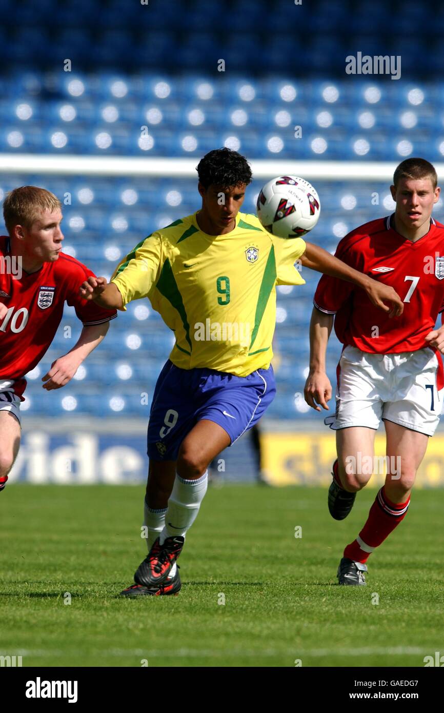 Calcio Internazionale - Torneo Under 17 - Inghilterra / Brasile. Roncatto (c) del Brasile si fa strada tra Stuart Giddings (l) e James Milner (r) dell'Inghilterra Foto Stock