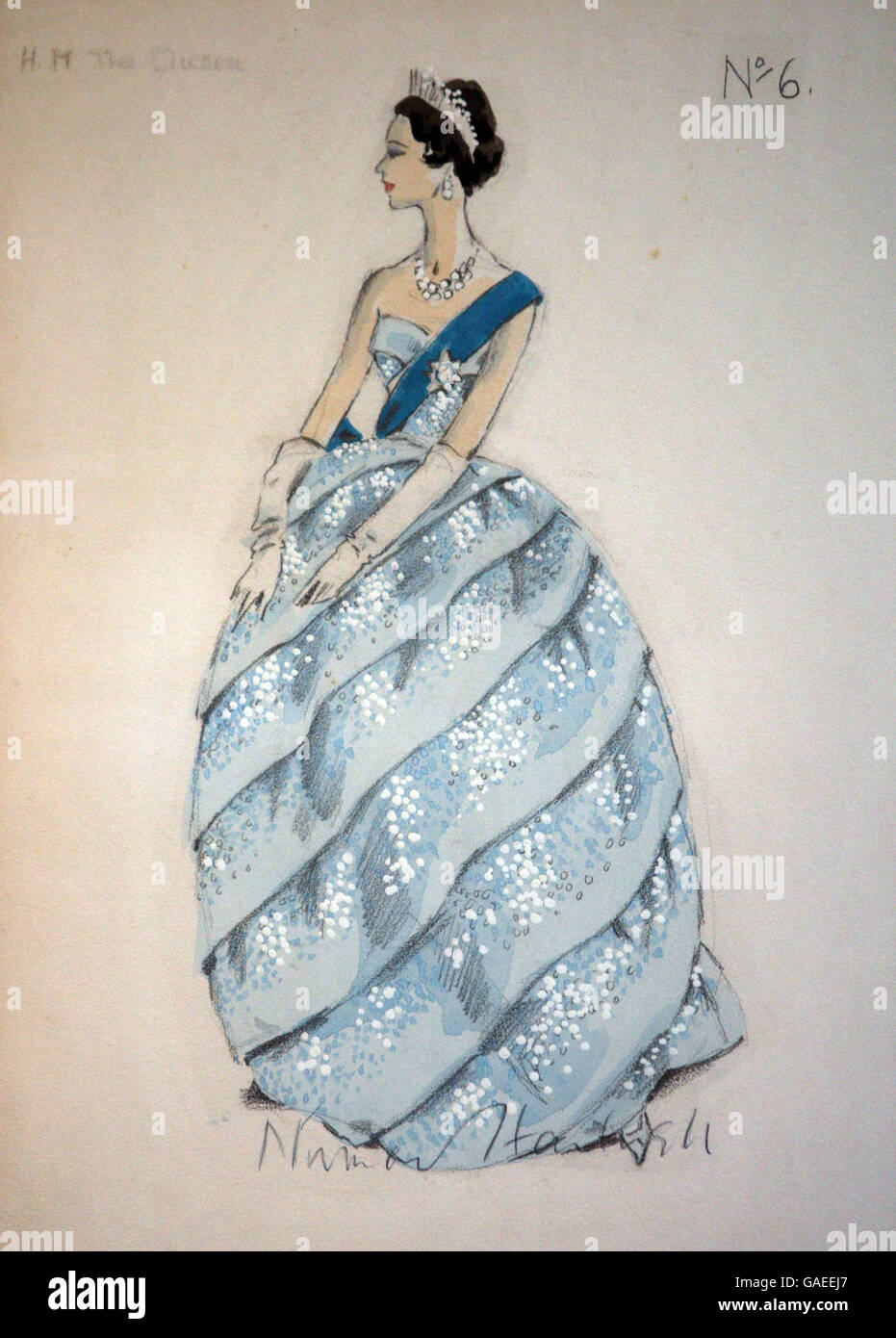 Il disegno originale del vestito di Norman Hartnell per la Regina, del valore di 300 che dovrebbe essere venduto all'asta il mercoledì a Edimburgo da Lyon & Turnbull . Foto Stock