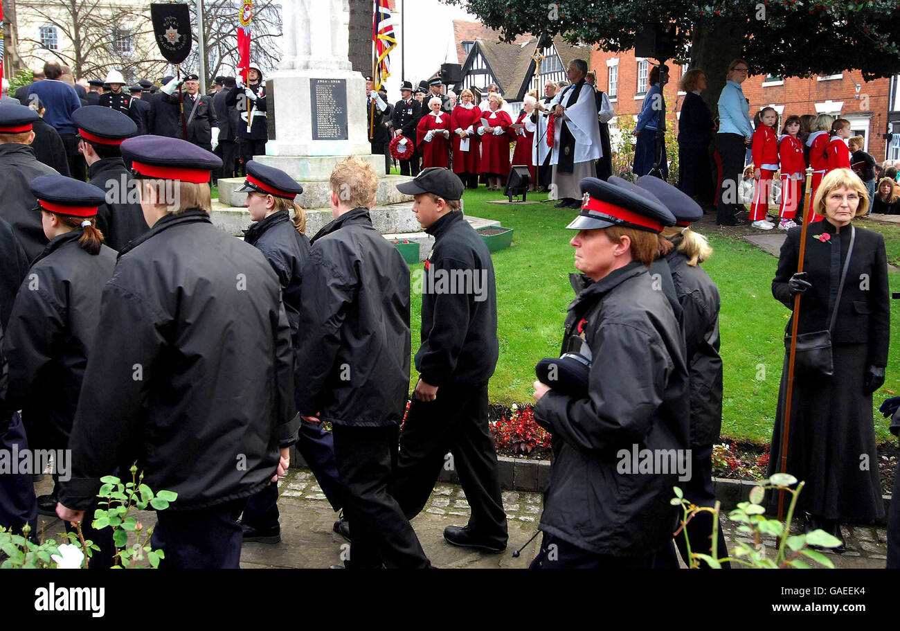 Mandy Baylis (davanti a destra), madre del pompiere di Alcester Darren Yates Badley, che ha perso la sua vita nell'Atherstone sulla tragedia del fuoco di Stour la settimana scorsa, durante i tributi del giorno della memoria alla chiesa di San Nicola, Alcester. Foto Stock