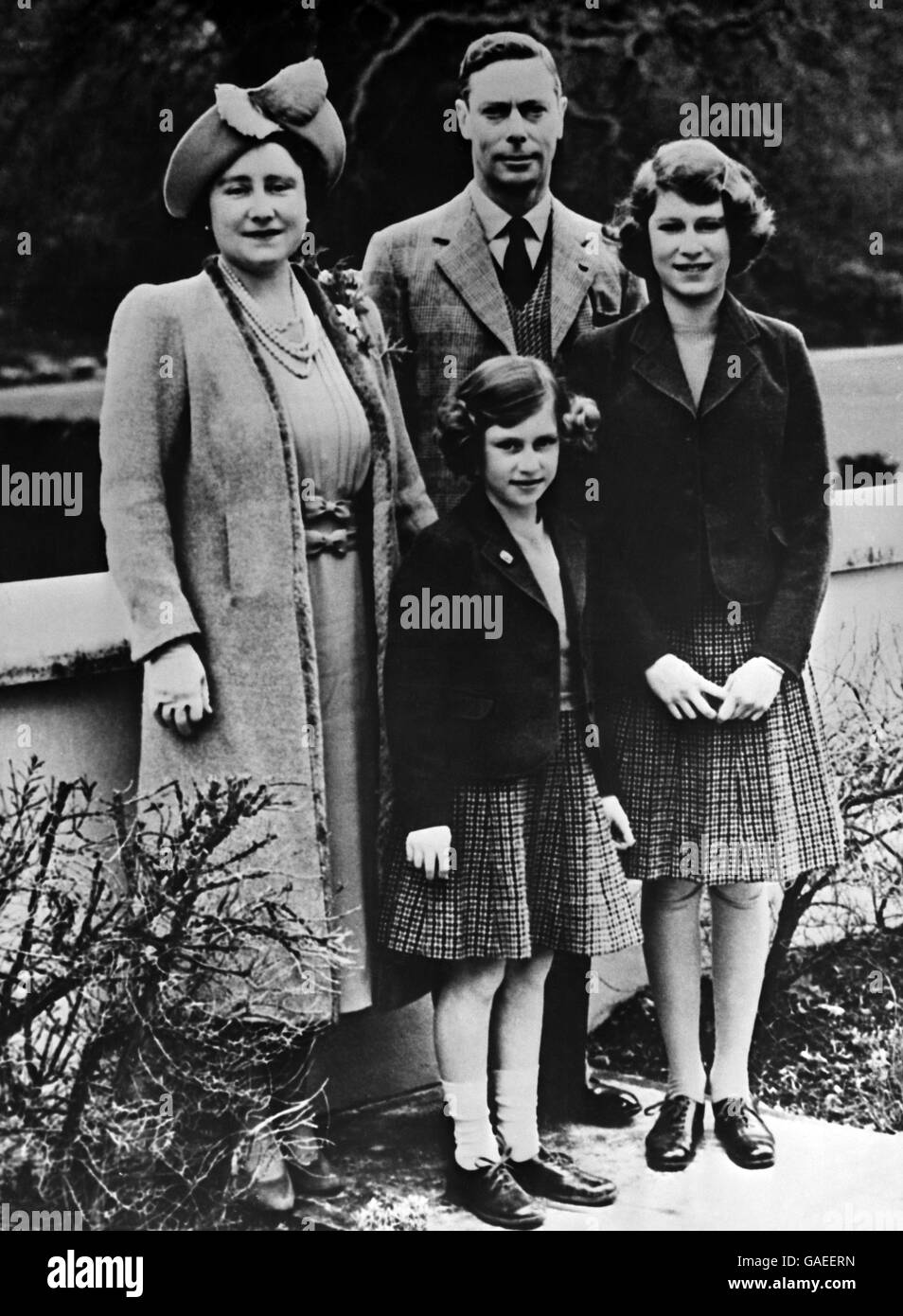 Re Giorgio VI, sua moglie la regina Elisabetta e le loro due figlie, la principessa Elisabetta (a destra) e la principessa Margaret. Foto Stock