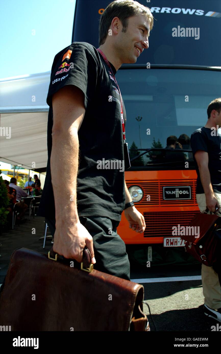 Heinz-Harald Frentzen di Arrows lascia il paddock dopo aver fatto solo 1 giro in qualifica, lo status finanziario del team viene nuovamente messo in discussione a causa di continui problemi finanziari Foto Stock