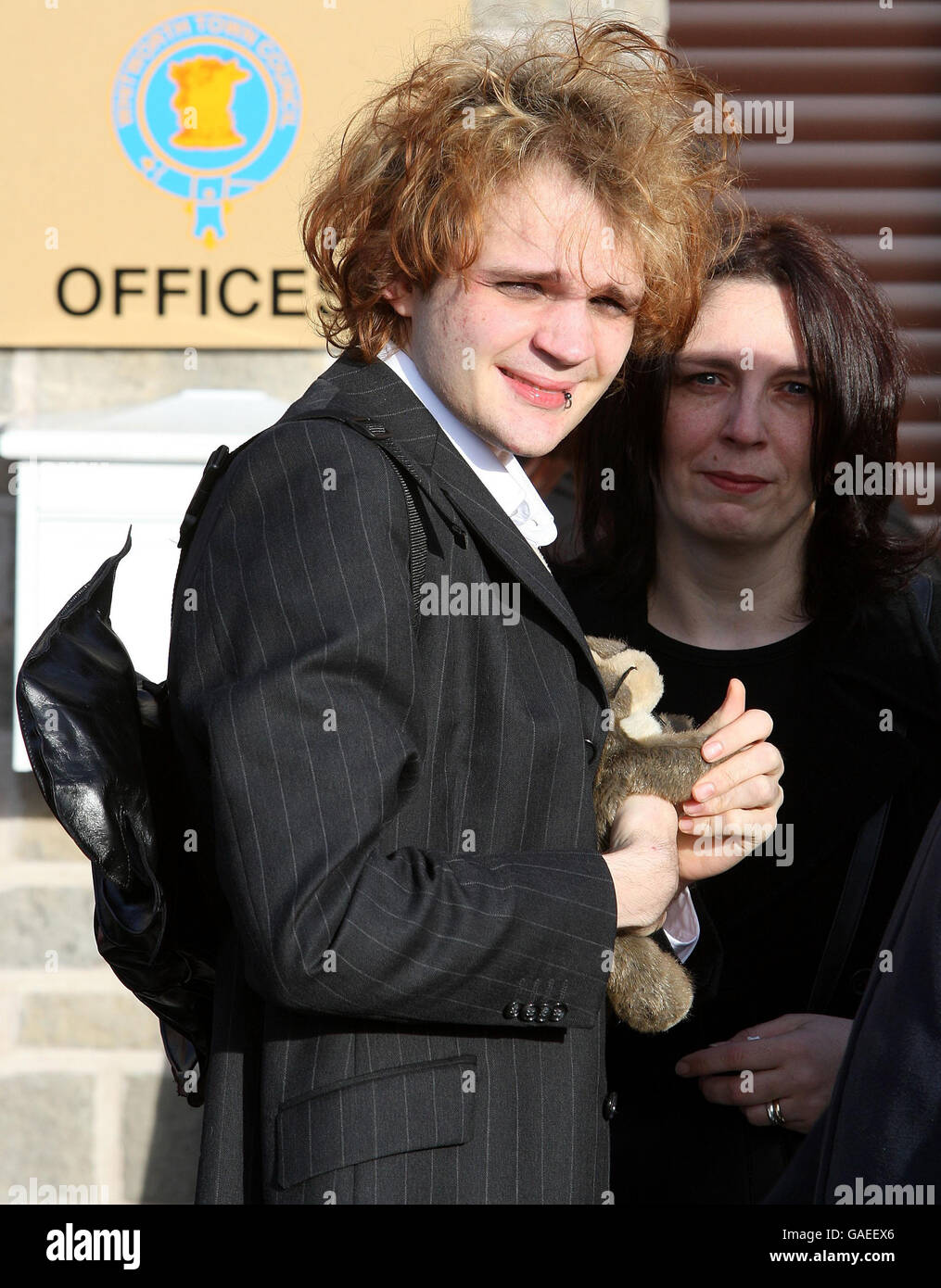 Il ragazzo di Sophie Lancaster, Rob Maltby è visto prima del suo funerale umanista al Riverside Center a Whitworth, Lancashire. Foto Stock