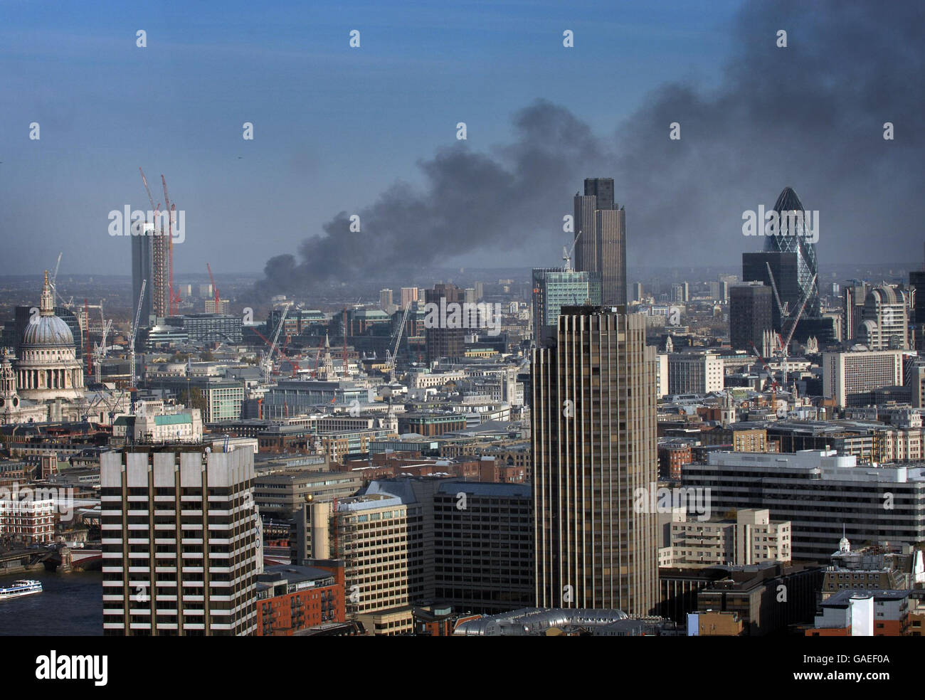 Il fumo proveniente da un incendio a Stratford, a est di Londra, visto dal London Eye, si sposta attraverso la capitale. I vigili del fuoco si trovano oggi a Waterden Road, Stratford, un'area industriale della zona est di Londra. Foto Stock