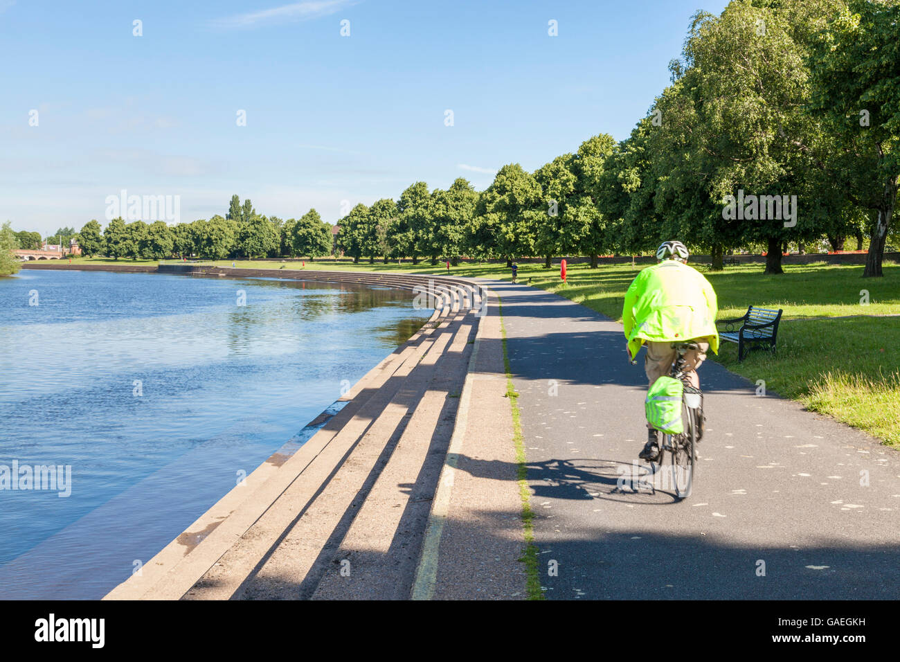 Un ciclista in bicicletta lungo una pista ciclabile lungo il fiume Trent, Nottingham, Inghilterra, Regno Unito Foto Stock