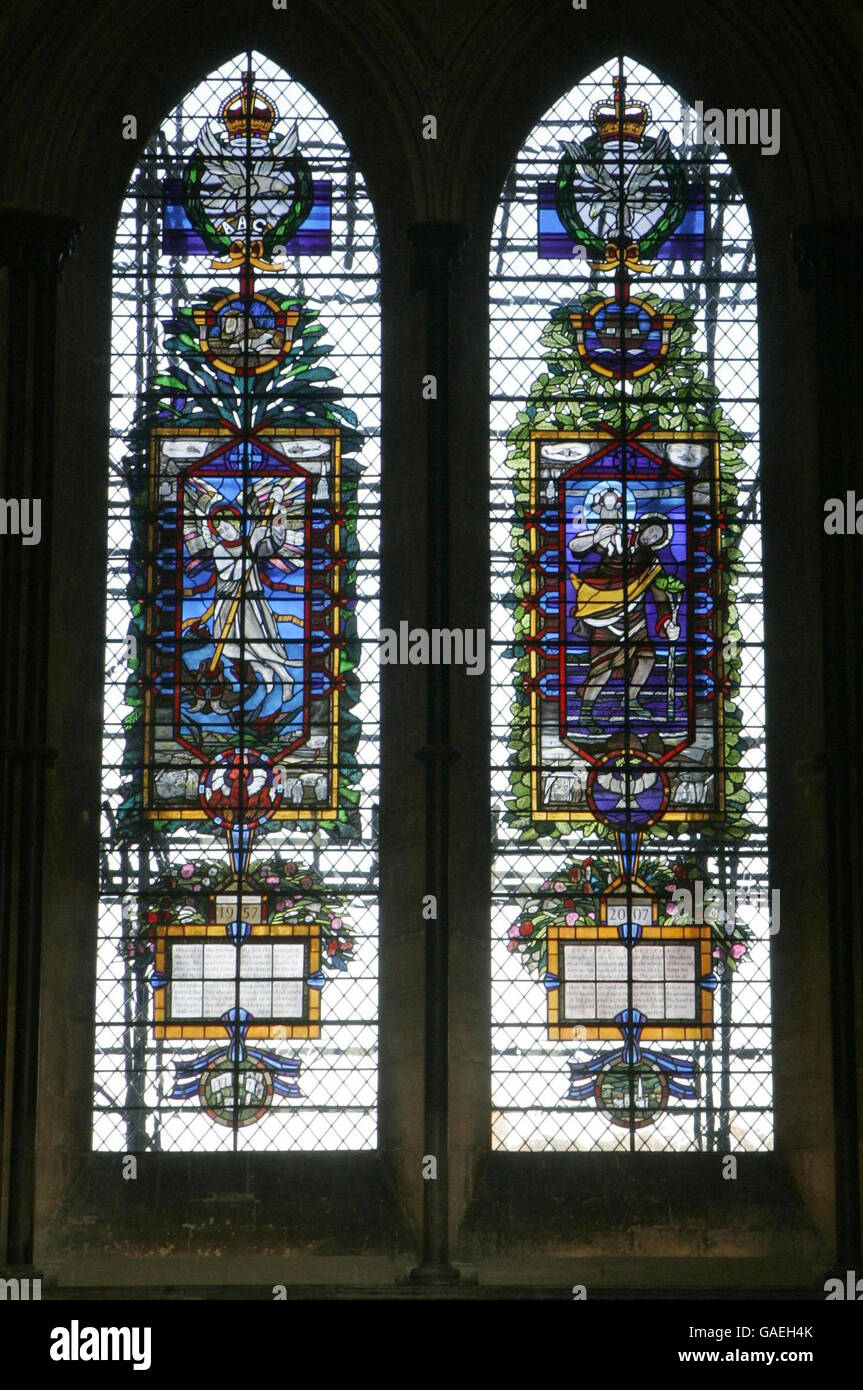 Vista delle vetrate che furono dedicate in un servizio di ringraziamento per il 50° anniversario del corpo aereo dell'Esercito, frequentato dal Principe di Galles, alla Cattedrale di Salisbury. Foto Stock