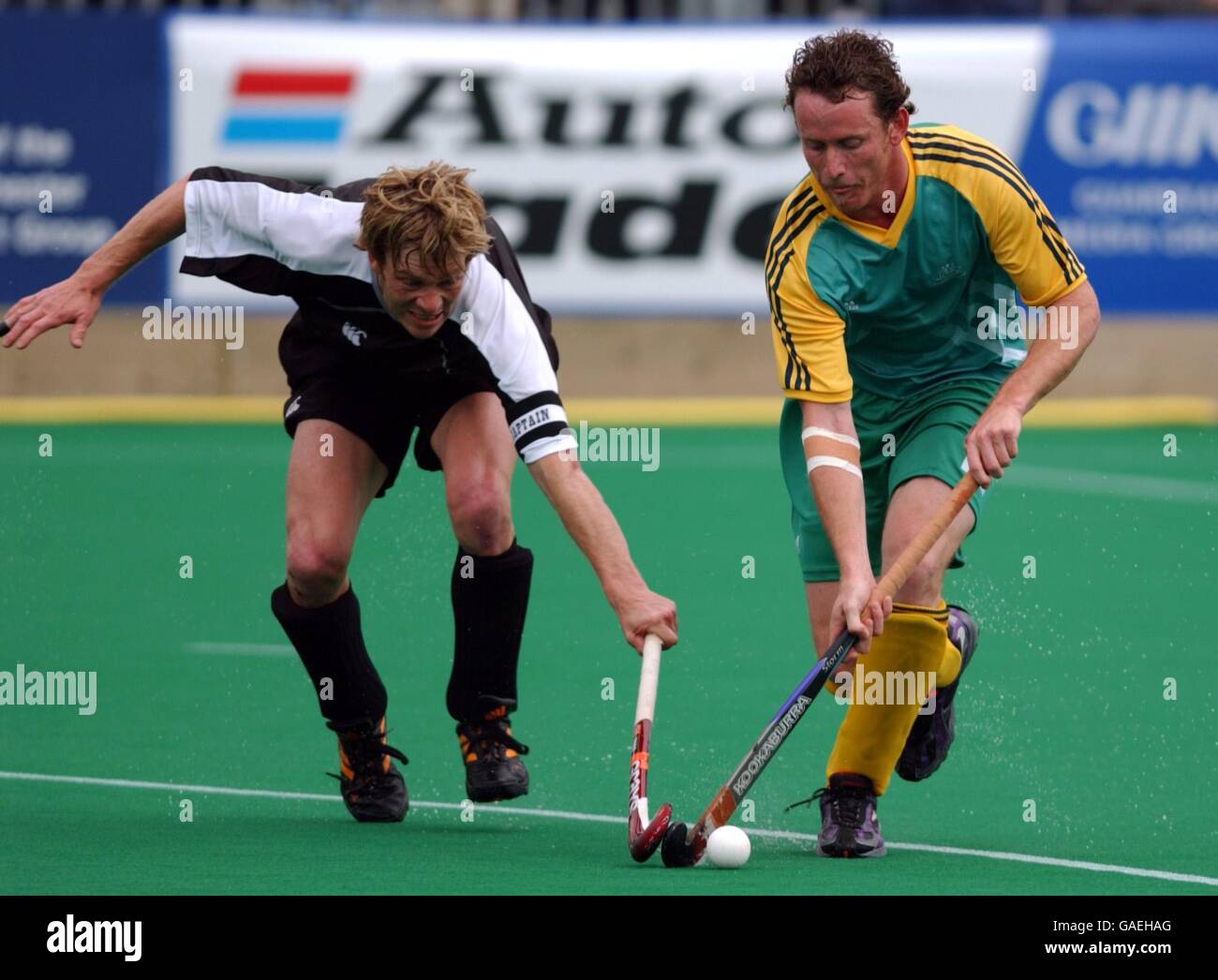 Manchester 2002 - Commonwealth Games - Men's Hockey - Pool 3 - Australia / Nuova Zelanda. l-r Nuova Zelanda il capitano Simon Towns batte con Matt Smith dell'Australia durante la vittoria del 6 - 1 Foto Stock