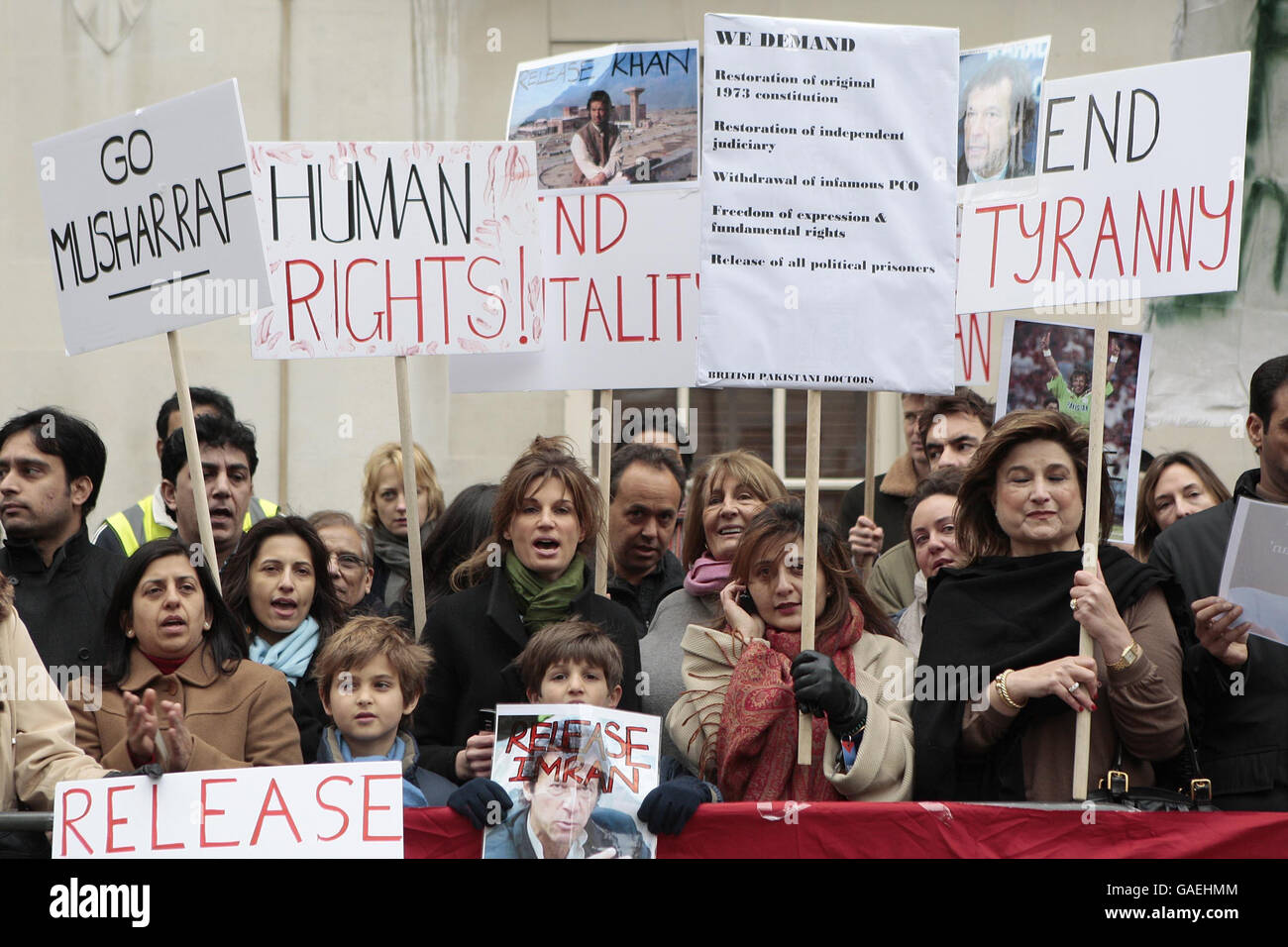 Jemima Khan (sciarpa verde di centro), ex moglie del politico pakistano  incarcerato Imran Khan, fuori dall'alta Commissione pakistana di Londra,  dove si è unita ai manifestanti chiedendo la fine dello stato di
