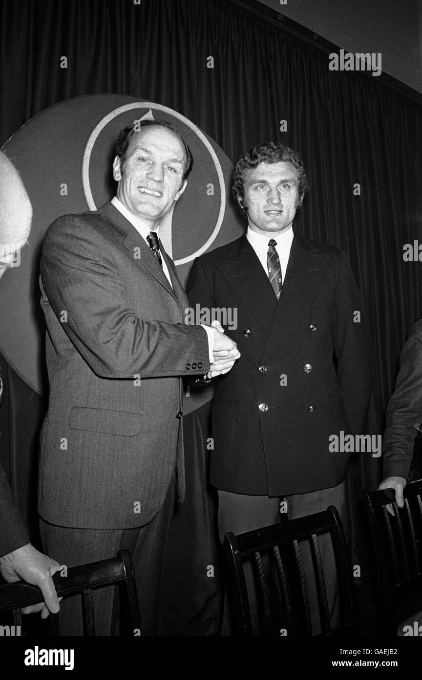 (L-R) Henry Cooper e Joe Bugner scuotono le mani dopo aver concordato A combattersi a vicenda nel marzo 1971 Foto Stock