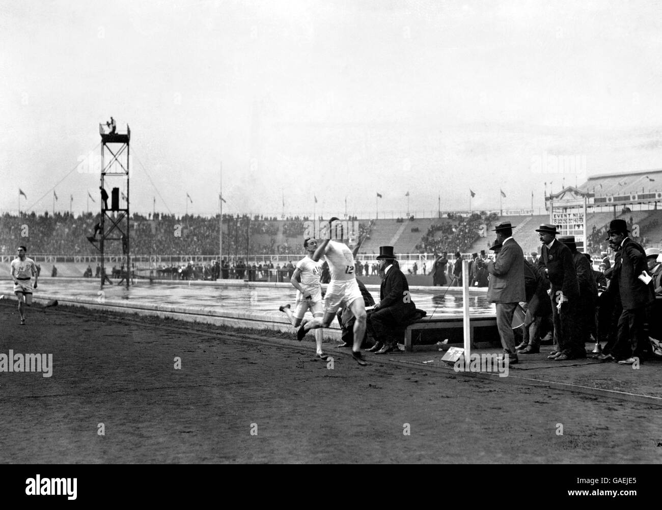 Giochi Olimpici estivi 1908 - Atletica - Stadio della Città Bianca. Il Mel Sheppard americano attraversa la linea per vincere i 1500 metri Foto Stock