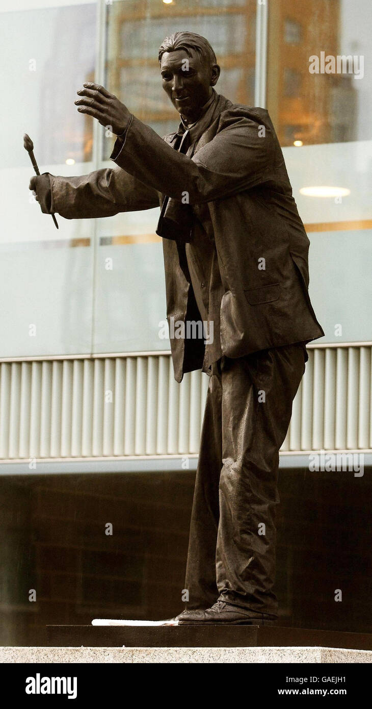 La statua intitolata 'il documento all'artista sconosciuto' di Andrew Shoben, in mostra vicino alla galleria Tate Modern nel sud di Londra, questa mattina. Foto Stock