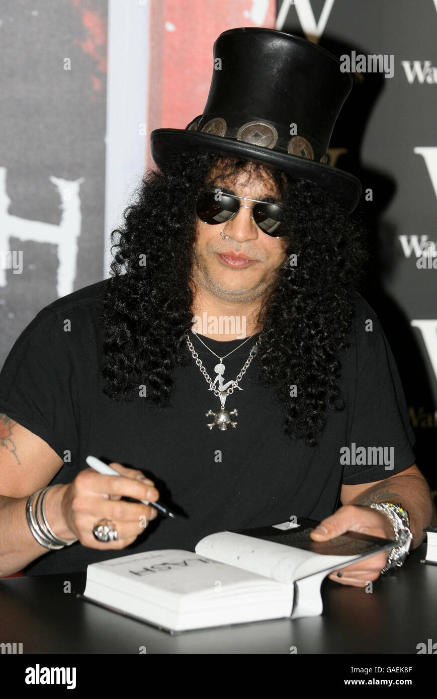 L'ex chitarrista Guns N' Roses Slash firma copie della sua autobiografia ' Slash' a Waterstone's a Piccadilly, Londra Foto stock - Alamy