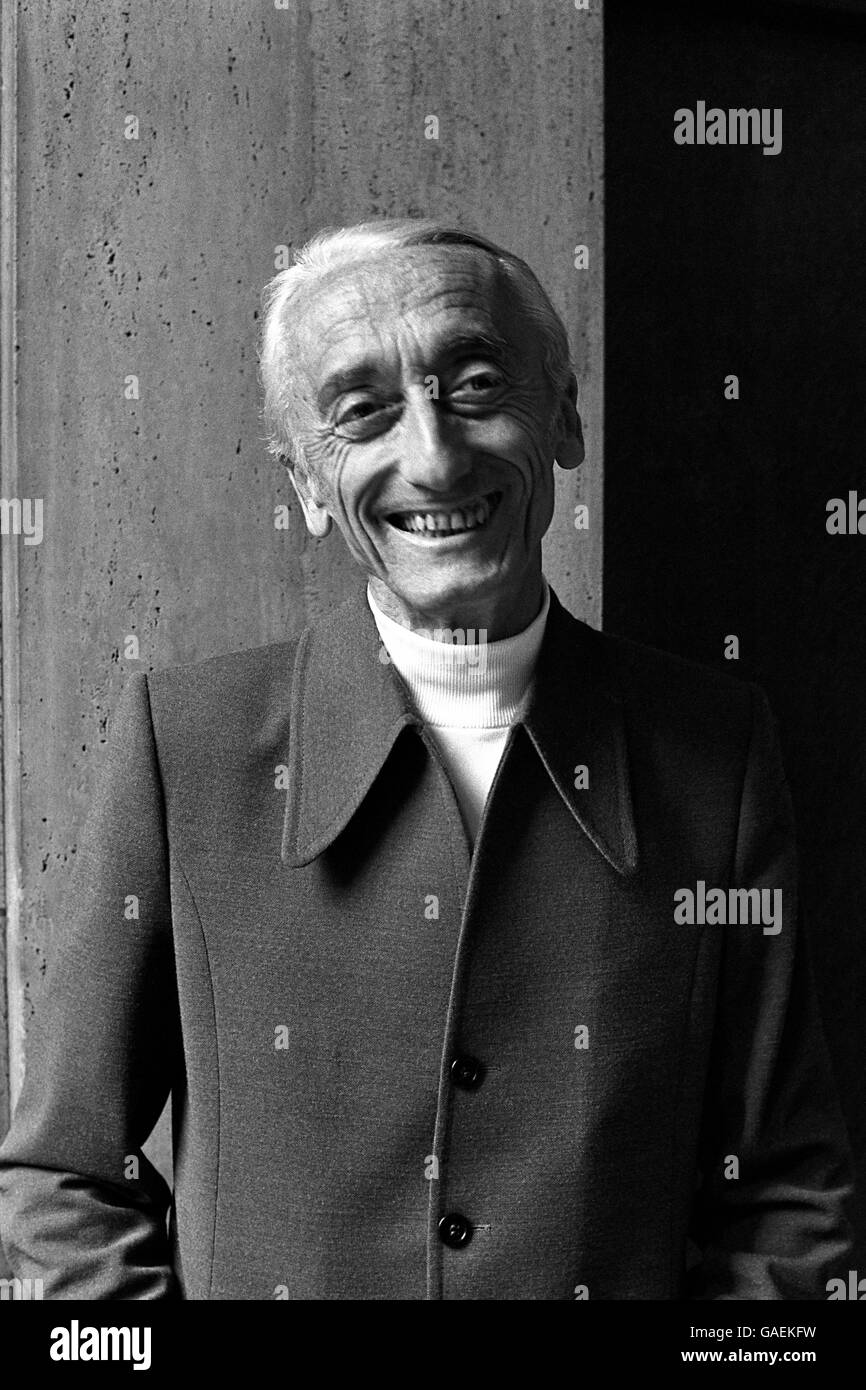 Jacques Cousteau, subacqueo e naturalista francese, intervenendo in una conferenza stampa sul programma televisivo della BBC, una serie chiamata "il mondo sottomarino di Jacques Cousteau", Foto Stock