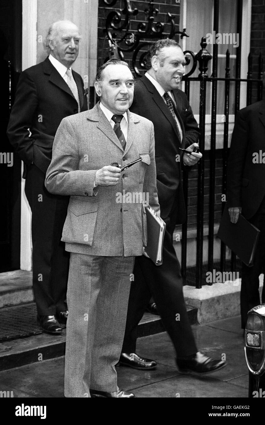 Il Segretario di Stato per l'Irlanda del Nord, Roy Mason, ha lasciato oggi un incontro con il primo Ministro al n.10. Foto Stock