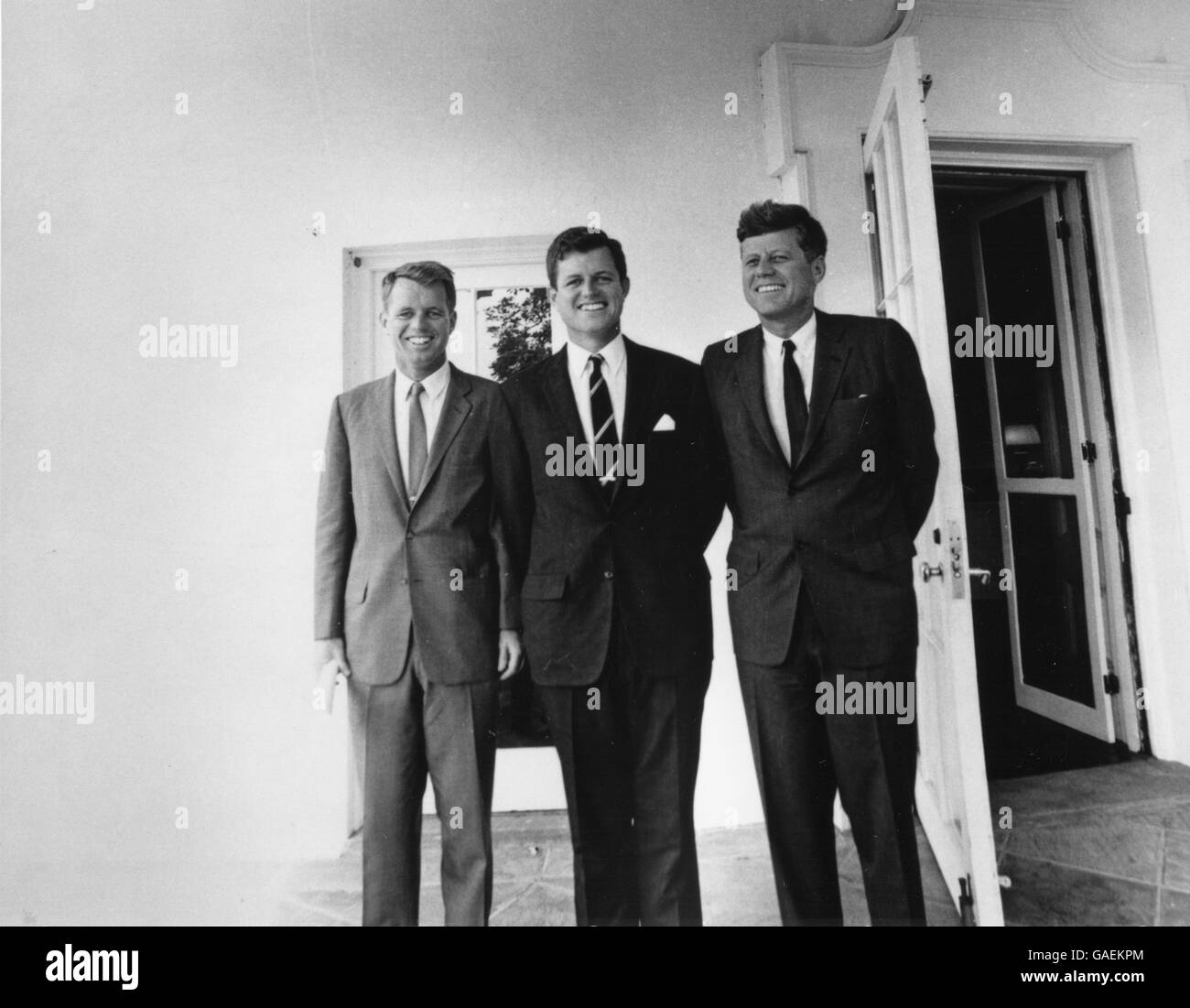 I Fratelli Kennedy alla Casa Bianca: L-R - Robert F. Kennedy, Edward M. Kennedy e il Presidente John F. Kennedy. Foto Stock