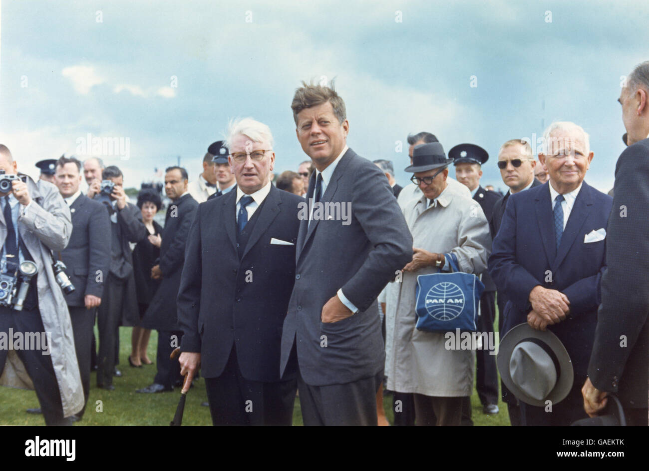 Il presidente John F. Kennedy sulla sua visita a New Ross, County Wexford durante il suo viaggio in Irlanda. Foto Stock