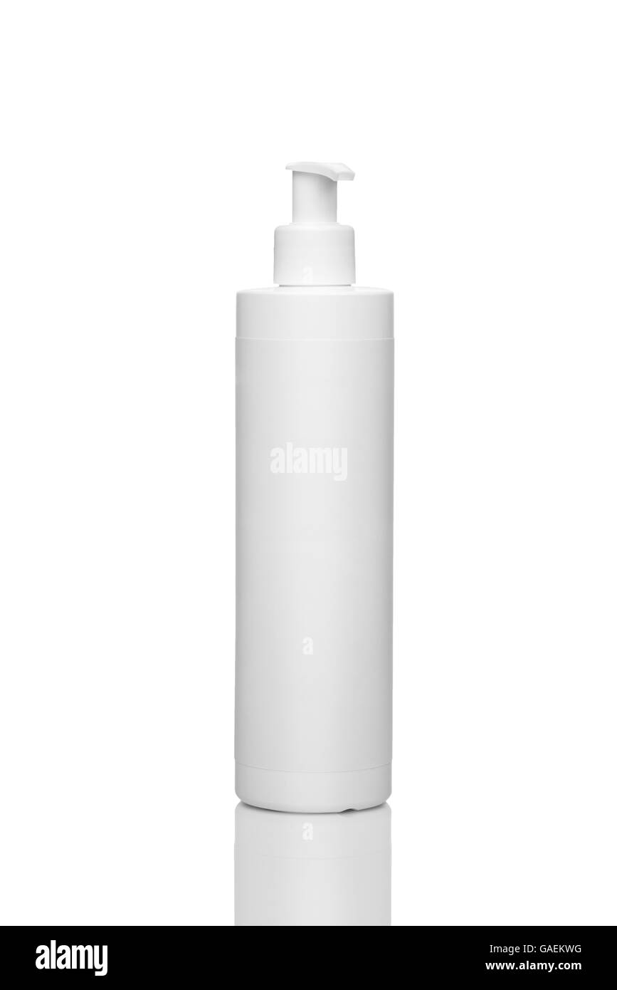 La bottiglia di plastica con il dosatore di cosmetico liquido isolato su uno sfondo bianco Foto Stock