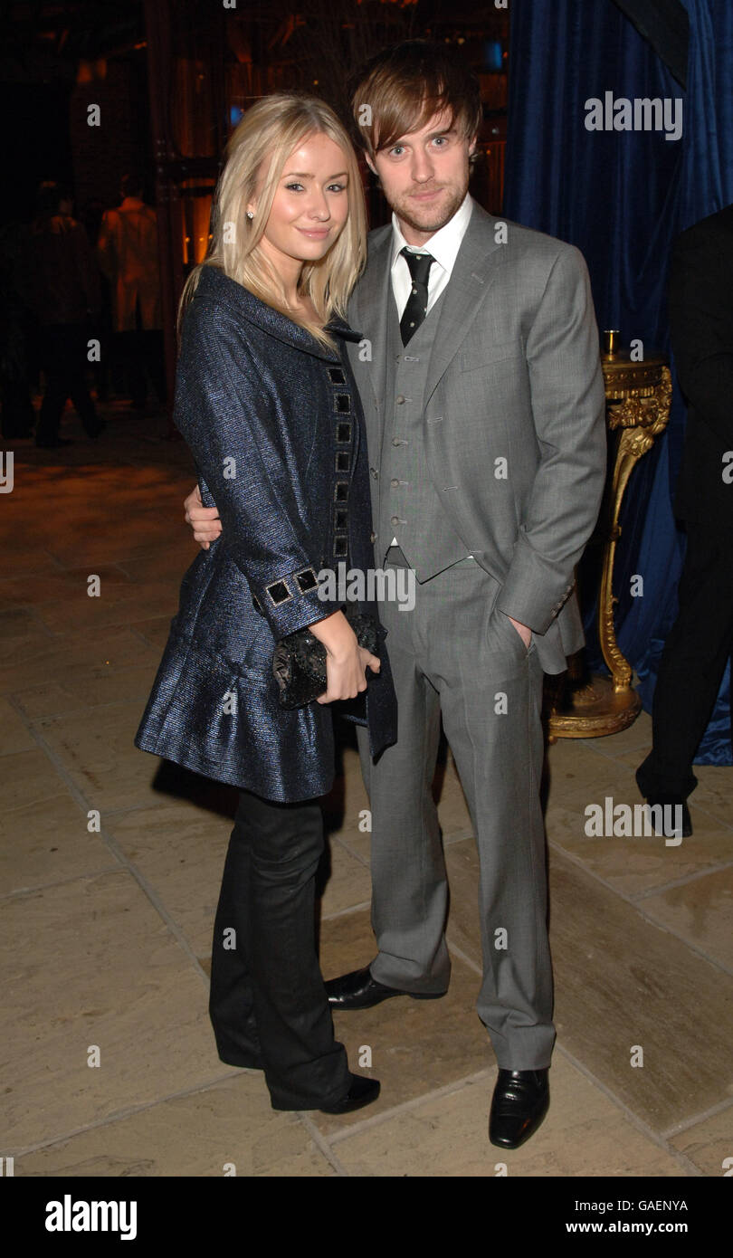 Jonas Armstrong e Sammy Winward al Golden Compass World Premiere Afterparty al Tobacco Docks di Londra. Foto Stock