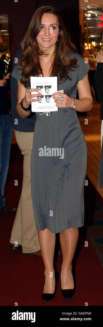 Kate Middleton, fidanzata del principe William, che ospita Time to Reflect, una mostra di fotografie in edizione limitata di celebrità di Alistair Morrison, al Bluebird, Londra, che Miss Middleton ha organizzato per raccogliere fondi per l'UNICEF. Foto Stock