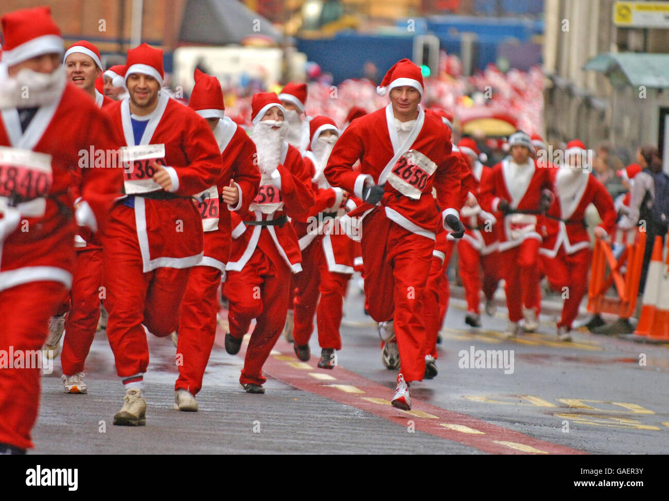 I concorrenti prendono parte al Liverpool Santa Dash 2007, una corsa di beneficenza 5K in tutta la città. Foto Stock