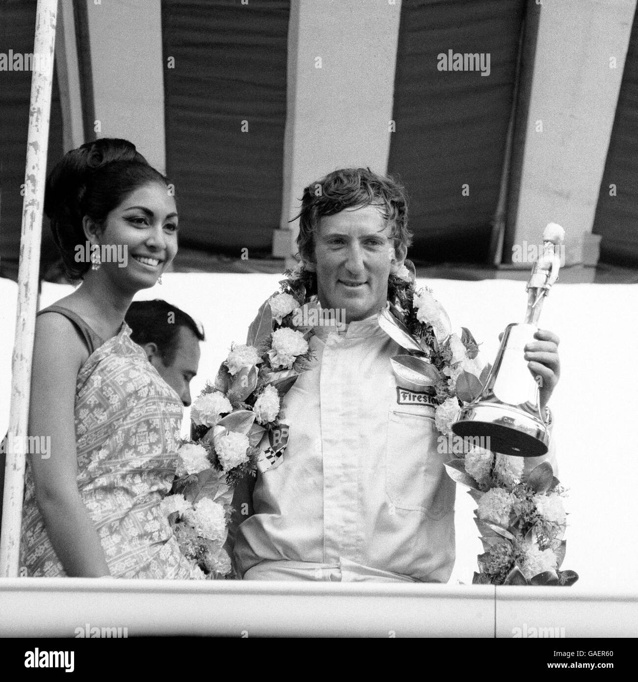 Il vincitore della gara Jochen Rindt (r) tiene in palio il trofeo dopo essere stato presentato da Miss World 1966, Reita Faria (l) Foto Stock