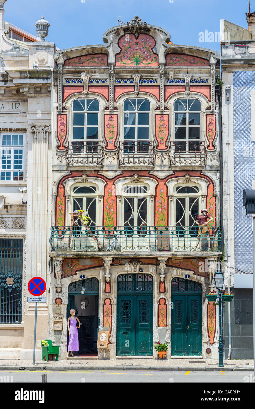 Tipica facciata art deco di un edificio di Aveiro, Portogallo. Foto Stock