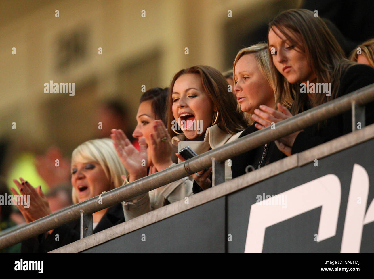 Rugby Union - Prince William Cup - Galles / Sudafrica - Millennium Stadium. Il cantante Charlotte Chruch (centro) guarda il boyfriend Gavin Henson in azione per il Galles. Foto Stock