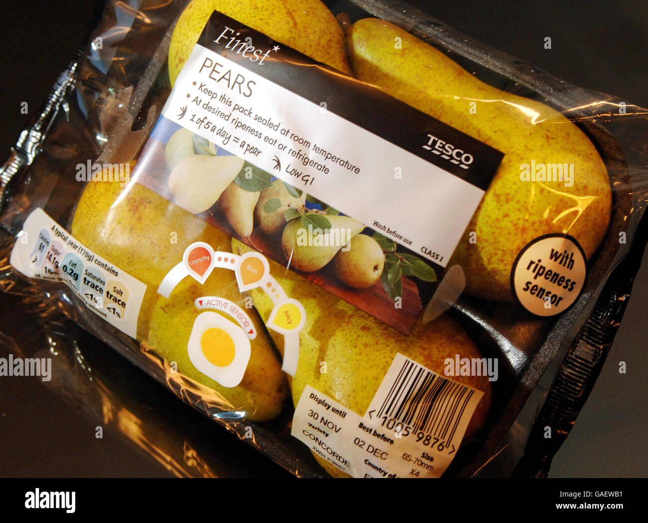 Le pere con un'etichetta del sensore che indica quando il frutto è maturo sono viste a Londra. Foto Stock