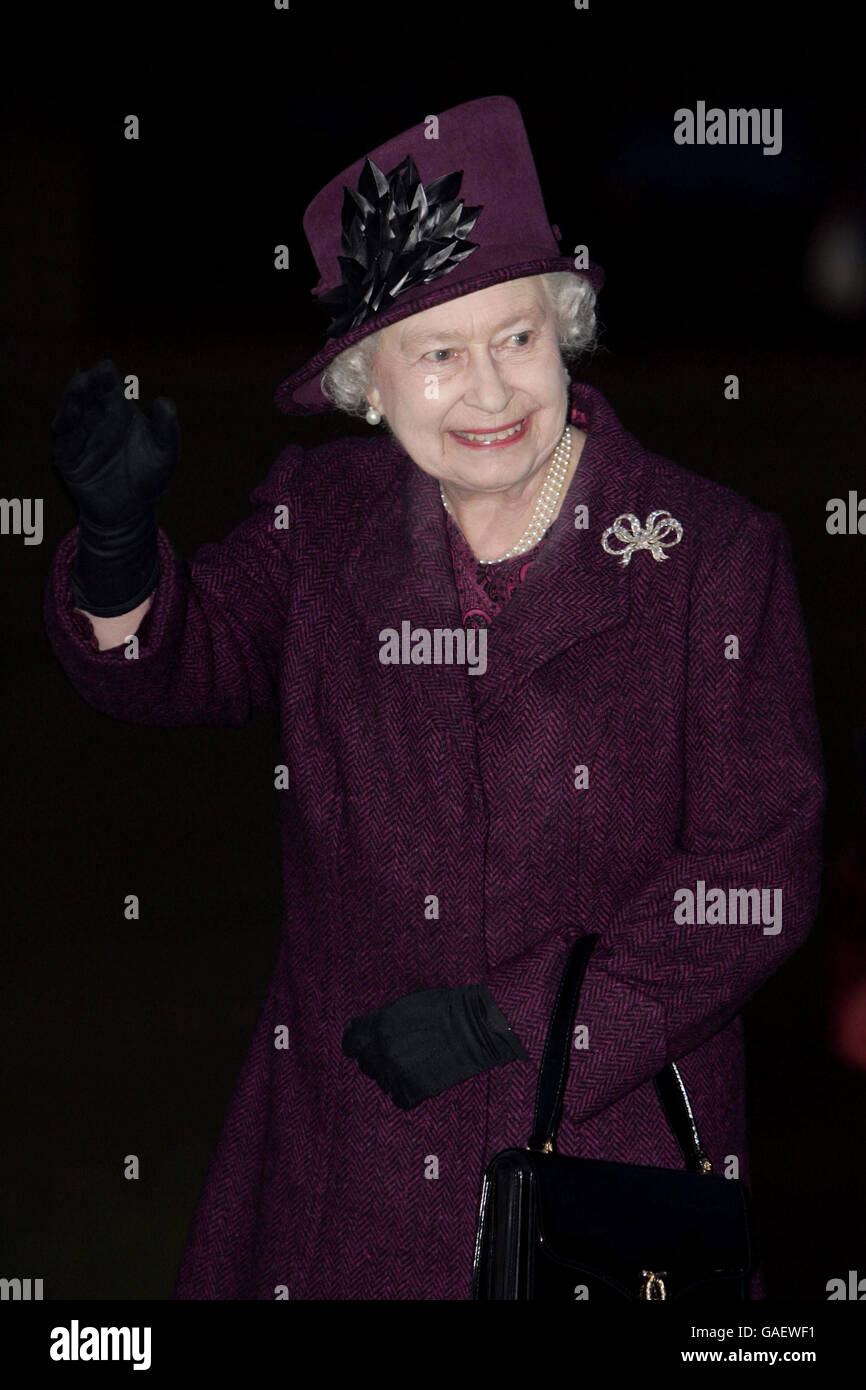 La Regina Elisabetta II della Gran Bretagna ondeggia Arrivederci alla Scuola Stowe di Milton Keynes. Foto Stock