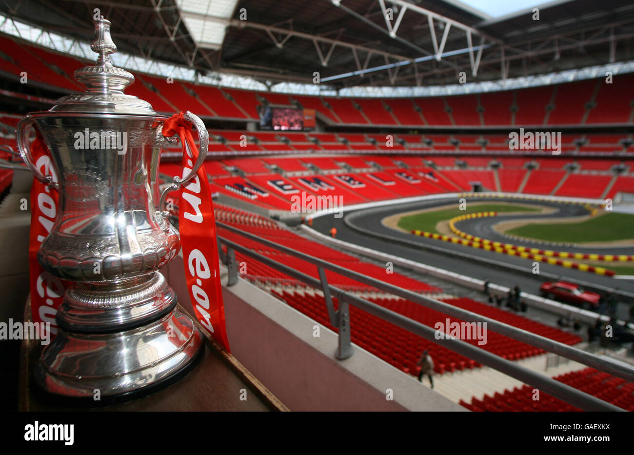 Motor Racing - gara dei campioni - Media Day - Stadio di Wembley. La fa Cup viene messa in mostra mentre il Wembley Stadium si prepara per la gara dei campioni Foto Stock