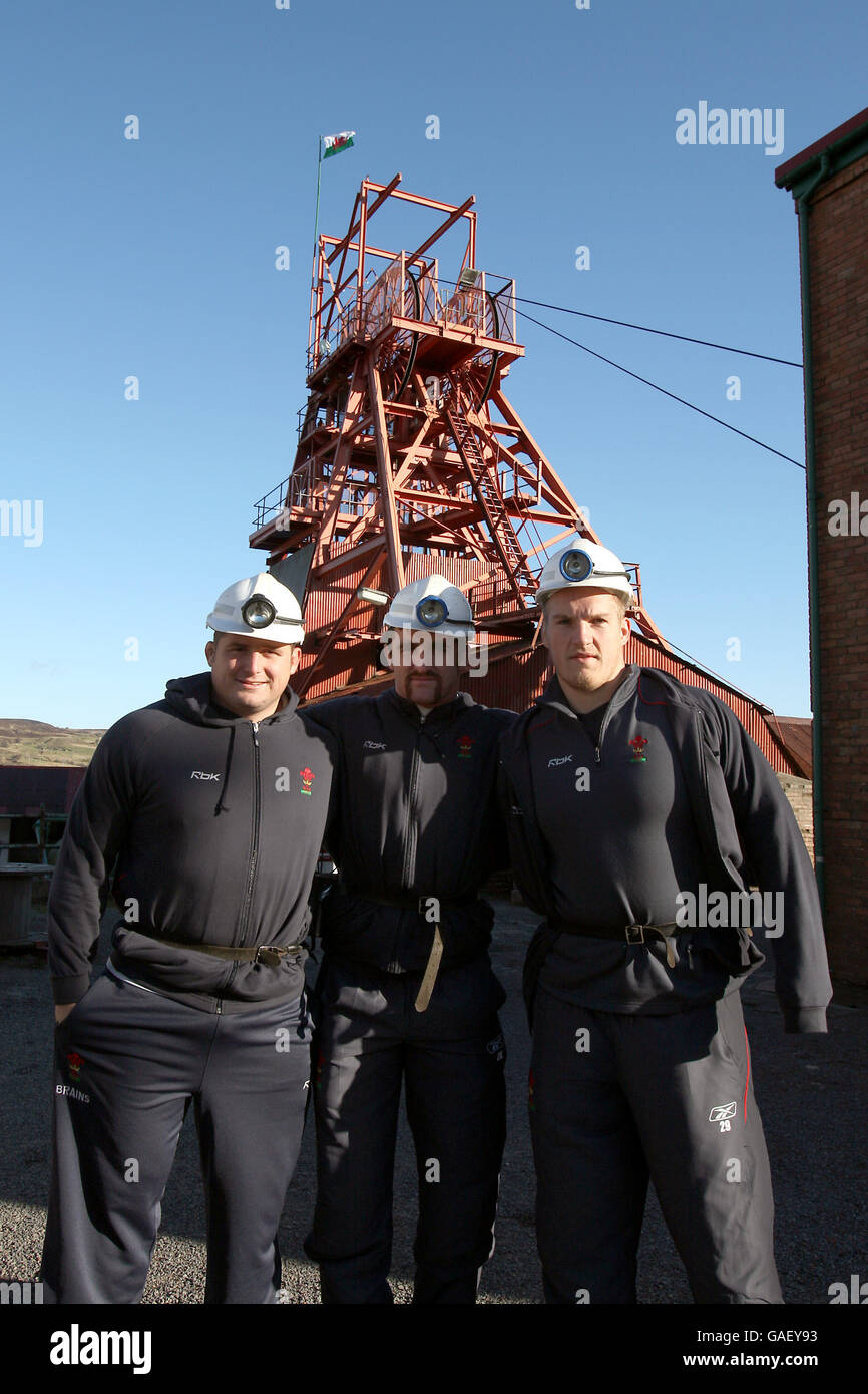 Rugby Union - Wales Photo Call - Big Pit: National Coal Museum. Wales' (l-r) Rhys Thomas, Huw Bennett, Mark Jones al Big Pit: National Coal Museum, a Blaenavon. Foto Stock