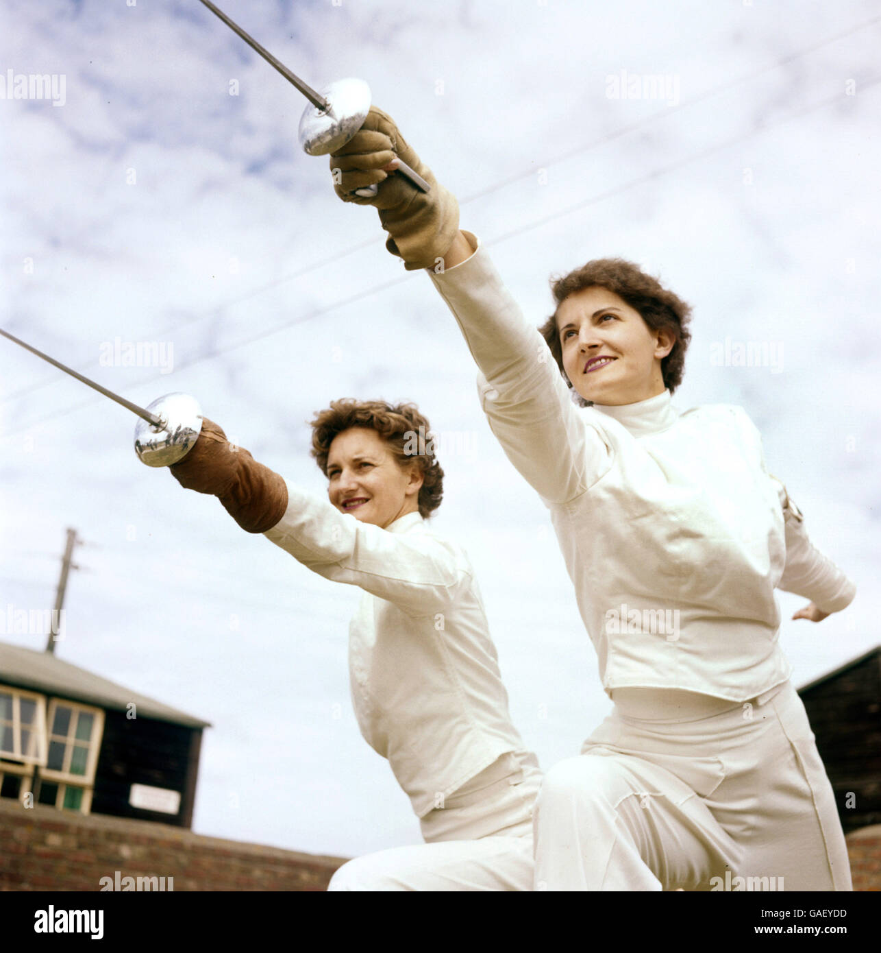 1958 British Empire and Commonwealth Games - Scherma - Cardiff. I fencer canadesi durante una sessione di pratica al loro campo di addestramento, Jeanne Gilbert di Montreal (r) e Marjorie Maries di Toronto (l) Foto Stock