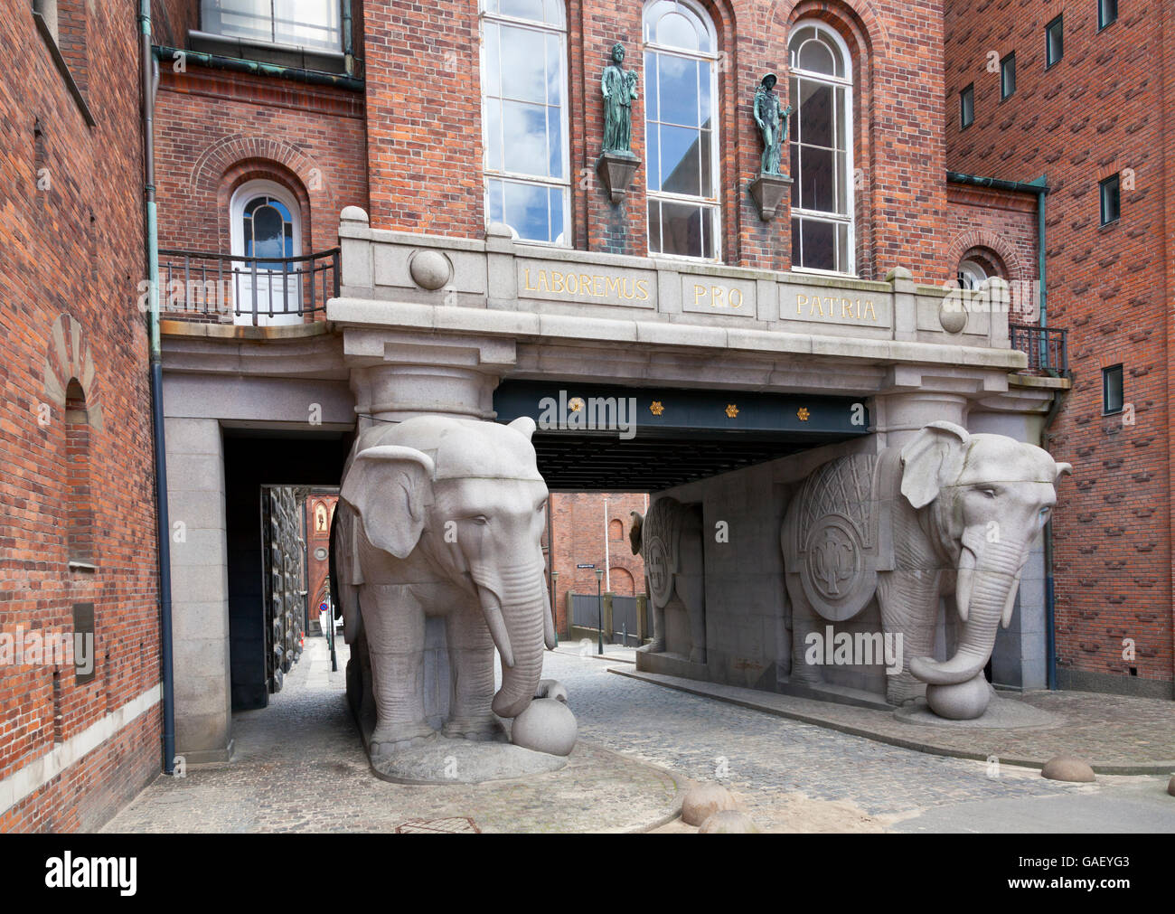 Elefantporten, l'Elefante Gate è l'ingresso da Valby lato per la vecchia fabbrica di birra Carlsberg area in Copenhagen, Danimarca. Foto Stock