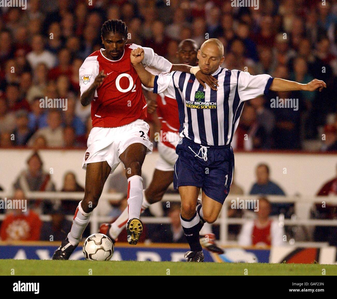 Calcio - fa Barclaycard Premiership - Arsenal / West Bromwich Albion. Kanu di Arsenal e Larus Sigurdsson di West Bromwich Albion Foto Stock