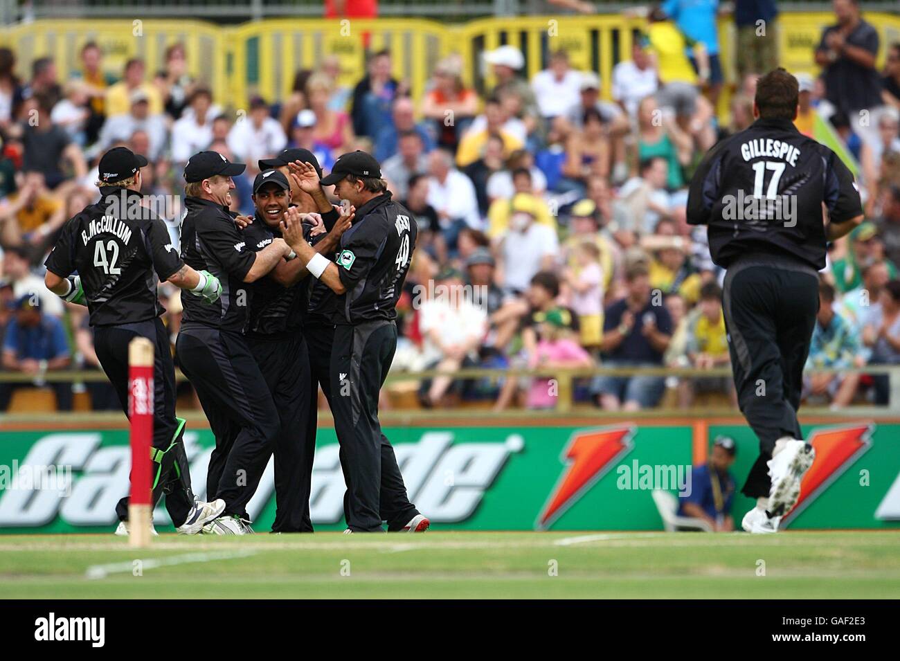 Il nuovo giocatore di Zeland si congratula con Jeetan Patel (al centro) dopo aver preso l'australiano Adam Gilchrist fuori dal bowling di Mark Gillespe. Foto Stock