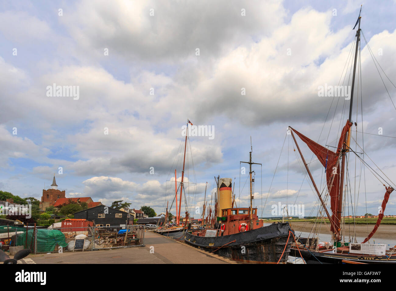 Moored vecchio rimorchiatore e Thames chiatte a vela a Hythe Quay a bassa marea sul fiume Chelmer, Maldon Essex, Inghilterra, Regno Unito. Foto Stock