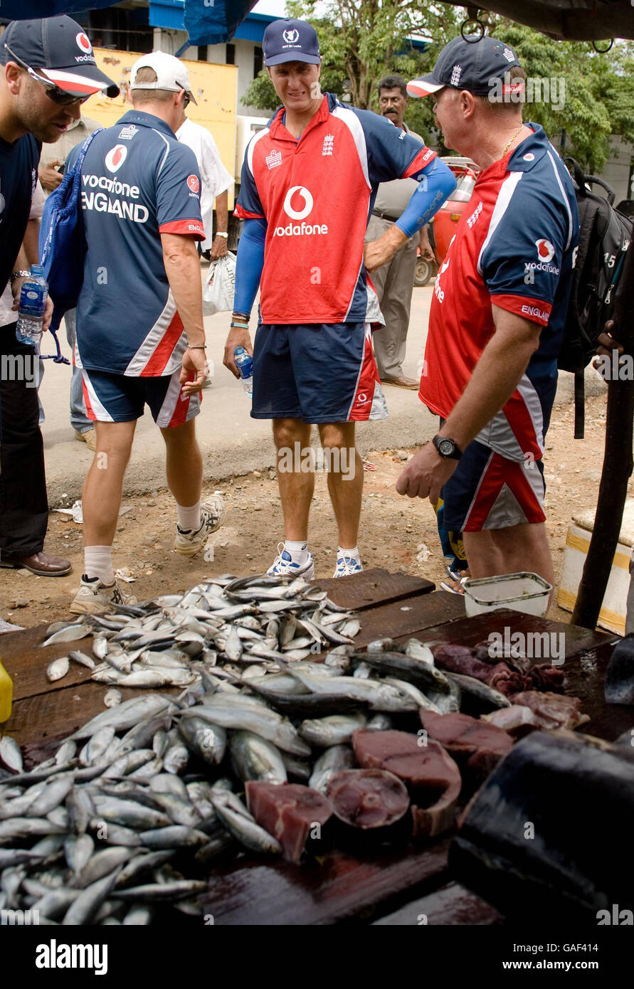 Cricket - Inghilterra Squad a Galle. Il capitano inglese Michael Vaughan guarda la bancarella di un venditore di pesce fuori dallo stadio internazionale di Galle, Galle, Sri Lanka. Foto Stock