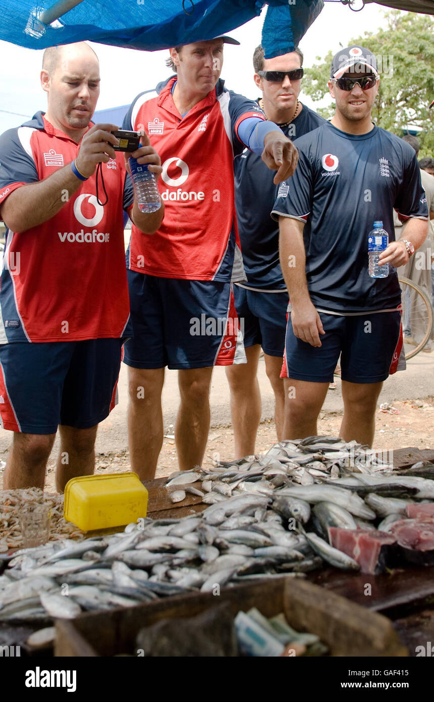 Il capitano dell'Inghilterra Michael Vaughan con Mark Garrowway (a sinistra), Kevin Pietersen e Matthew prima di dare un'occhiata alla bancarella di un venditore di pesce fuori dello stadio internazionale Galle, Galle, Sri Lanka. Foto Stock