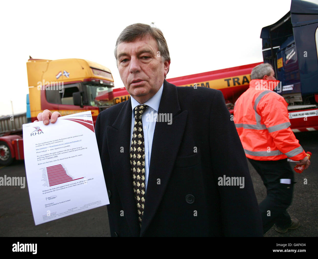 Phil Flanders Director for Scotland and Northern Ireland Road Haulage Association si è Unito a una manciata di manifestanti di carburante della Road Haulage Association of Scotland, Prima di lasciare la Hamilton Services e poi dirigersi verso lo stabilimento di Ineos a Grangemouth prima di entrare nella A80 e dirigersi verso sud per dimostrare contro l'alto prezzo delle tasse sul carburante e sul gasolio. Foto Stock